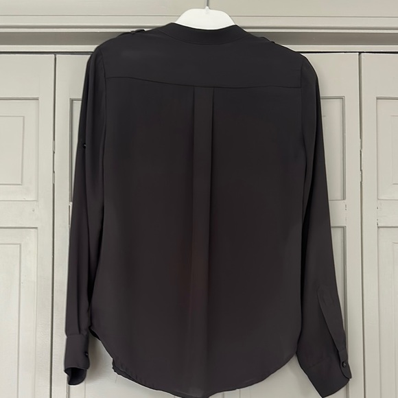 Chic Button-Up Blouse - Picture 3 of 3